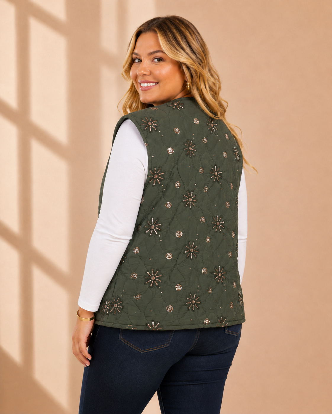 Quiltad väst med blommor och paljetter i khaki – V-ringning och fickor, onesize stl 38–46, Made in Italy