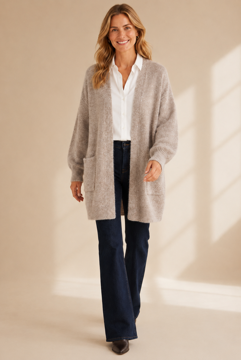 Lång stickad kofta i beige med fickor – Dimoda