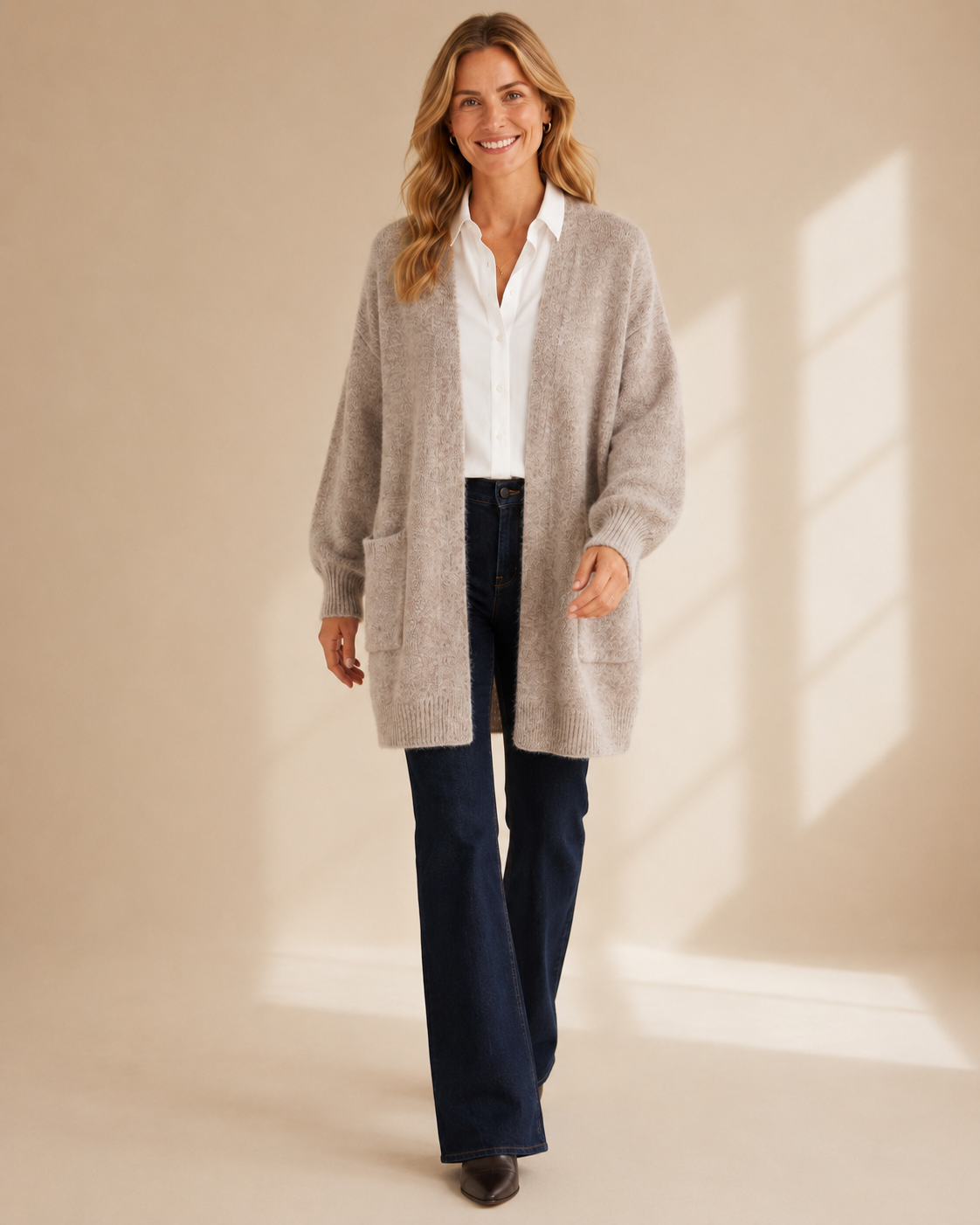Lång stickad kofta i beige med fickor – Dimoda