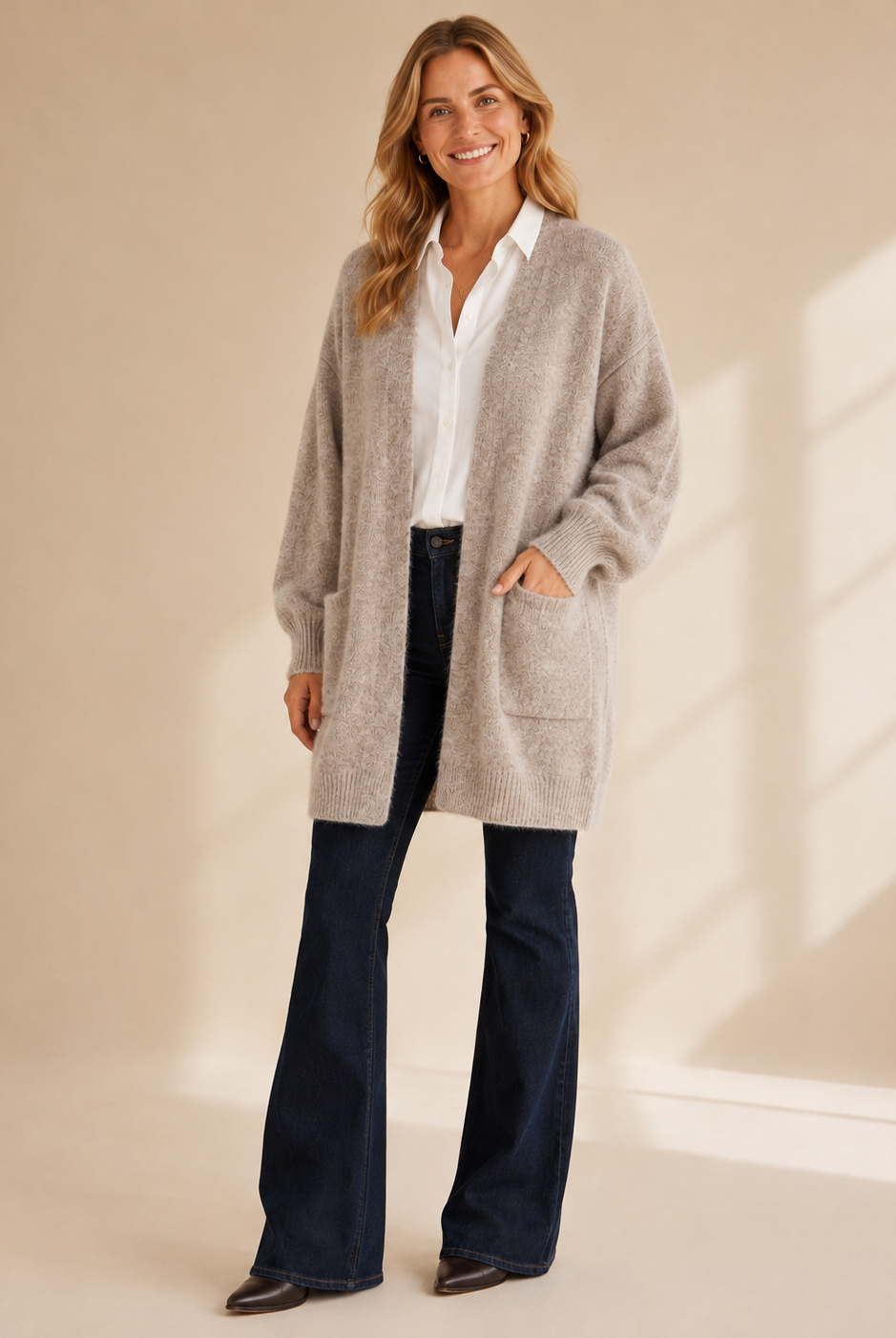 Lång stickad kofta i beige med fickor – Dimoda
