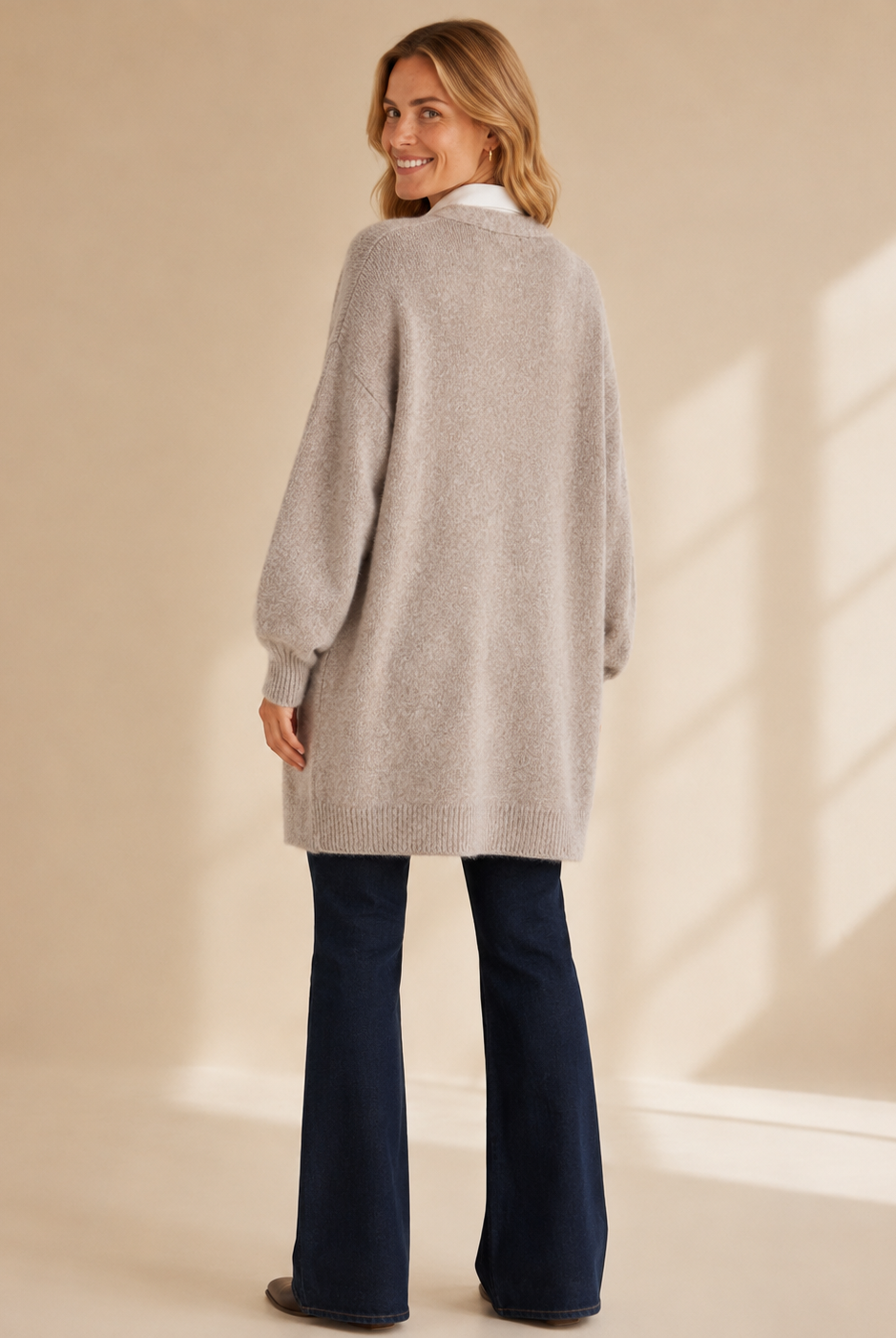 Lång stickad kofta i beige med fickor – Dimoda