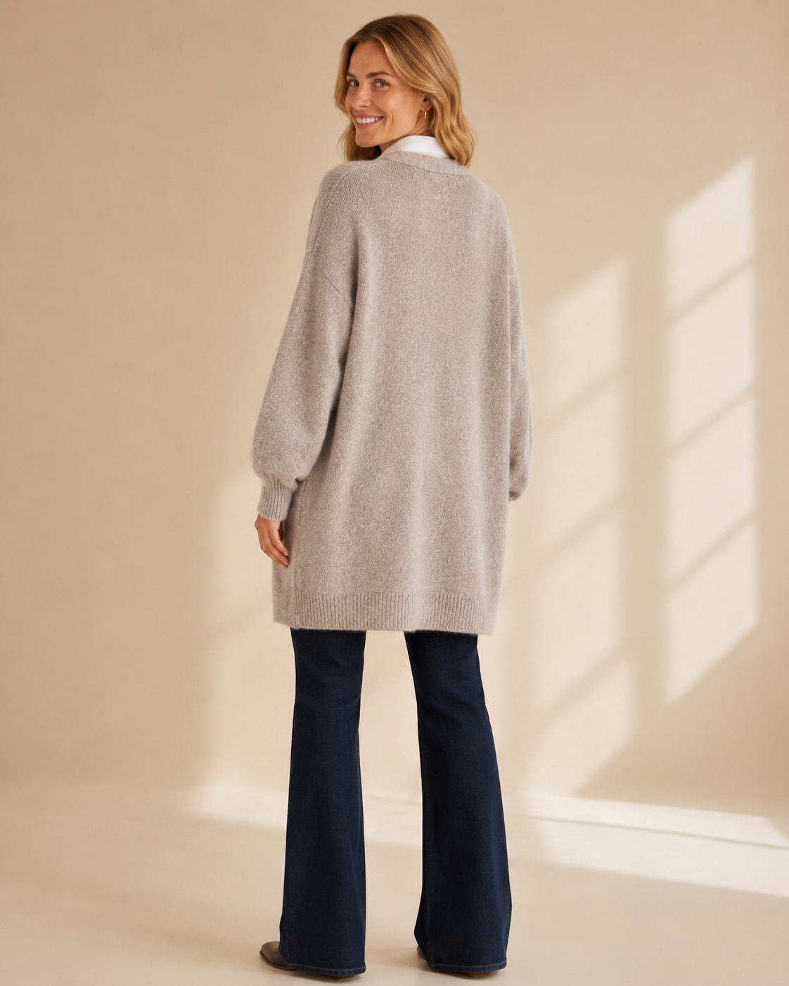 Lång stickad kofta i beige med fickor – Dimoda