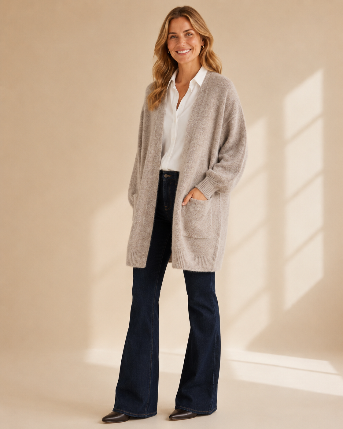 Lång stickad kofta i beige med fickor – Dimoda