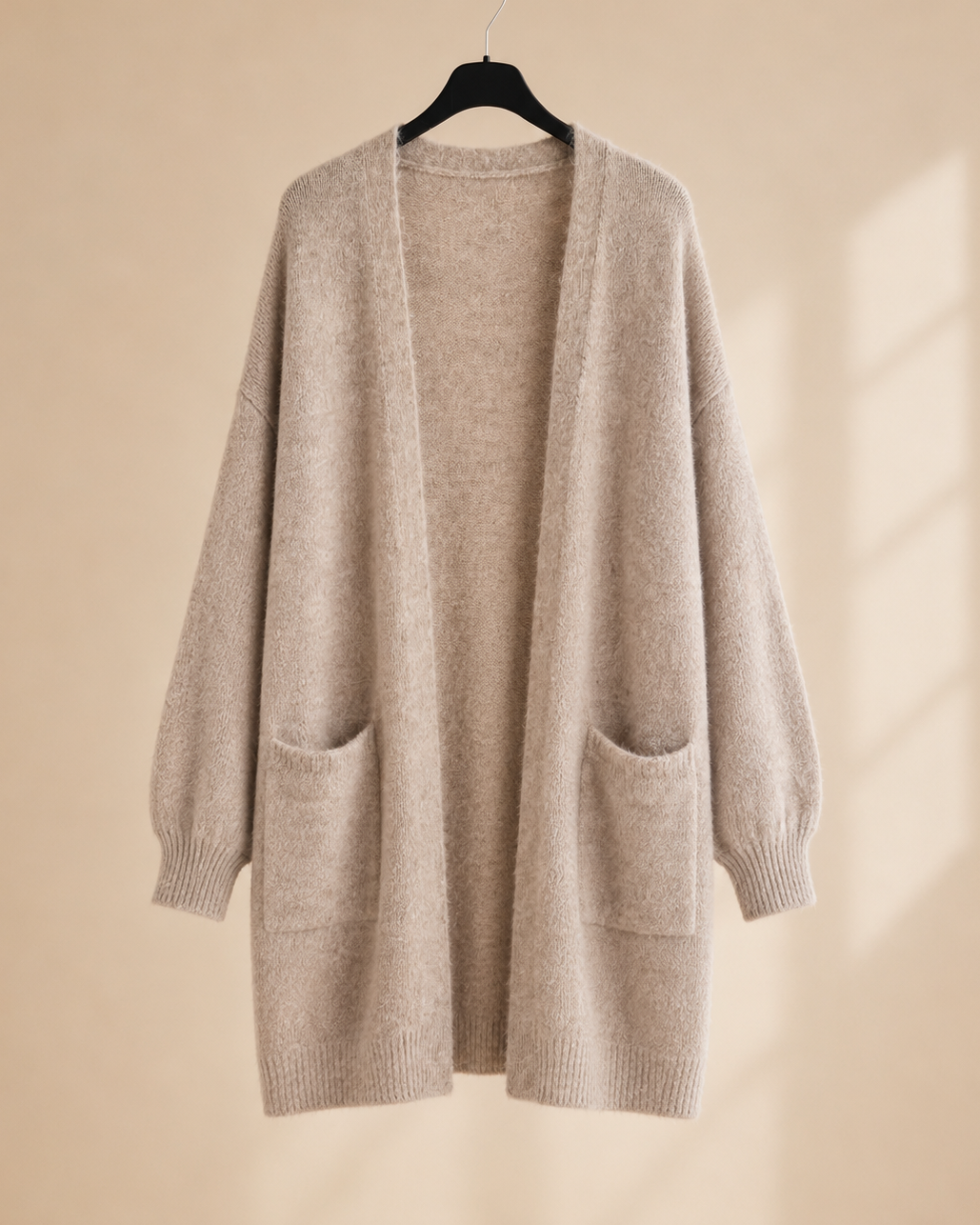 Lång stickad kofta i beige med fickor – Dimoda