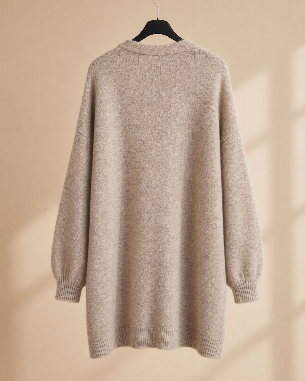 Lång stickad kofta i beige med fickor – Dimoda
