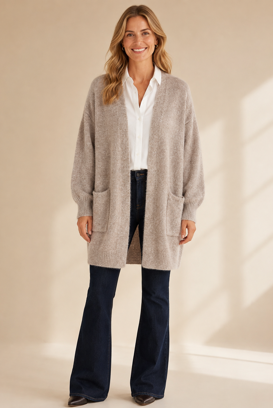 Lång stickad kofta i beige med fickor – Dimoda