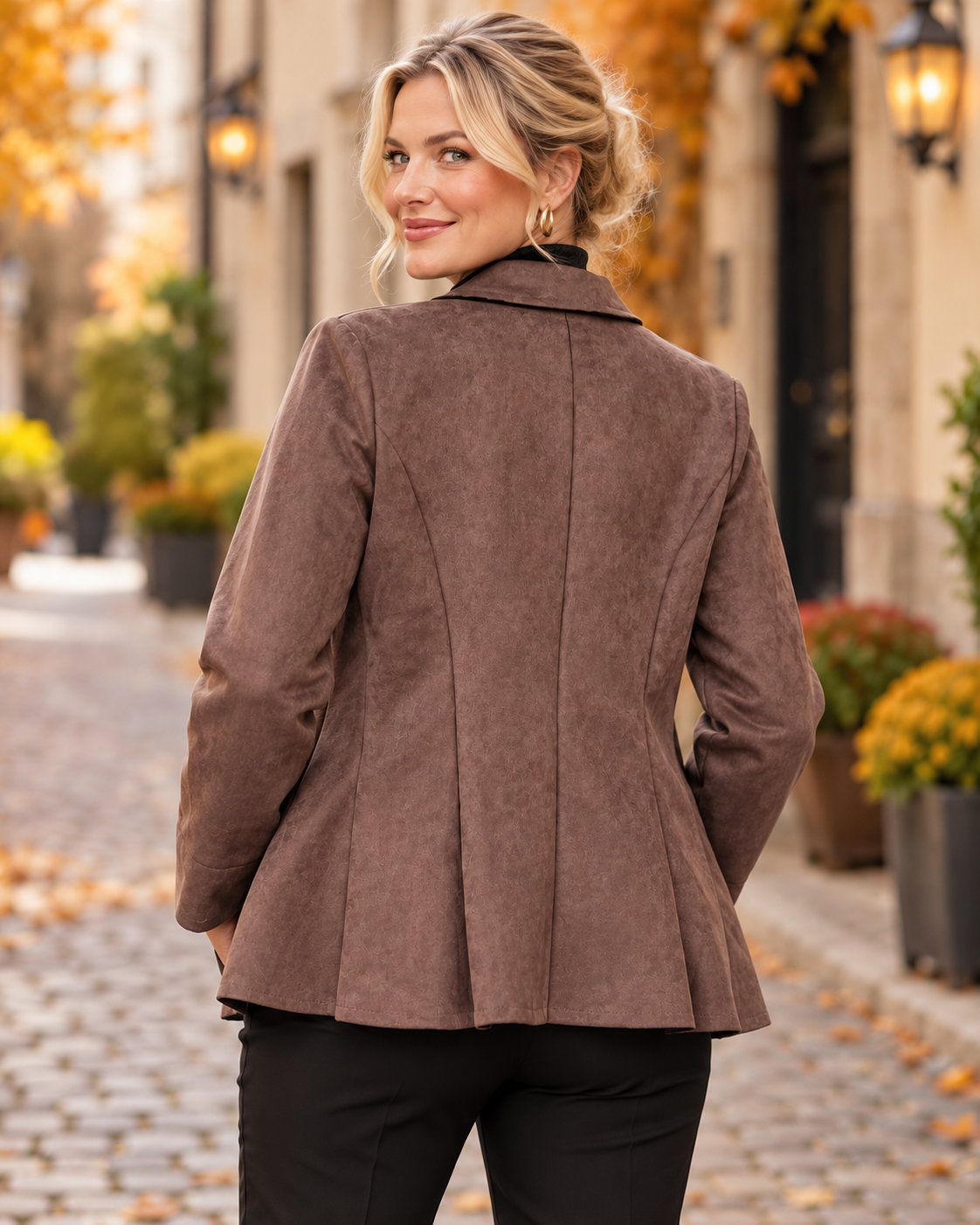 Blazer marron avec surface semblable à du daim, coupe classique, ouvert sur le devant et coupe féminine avec bas légèrement évasé.