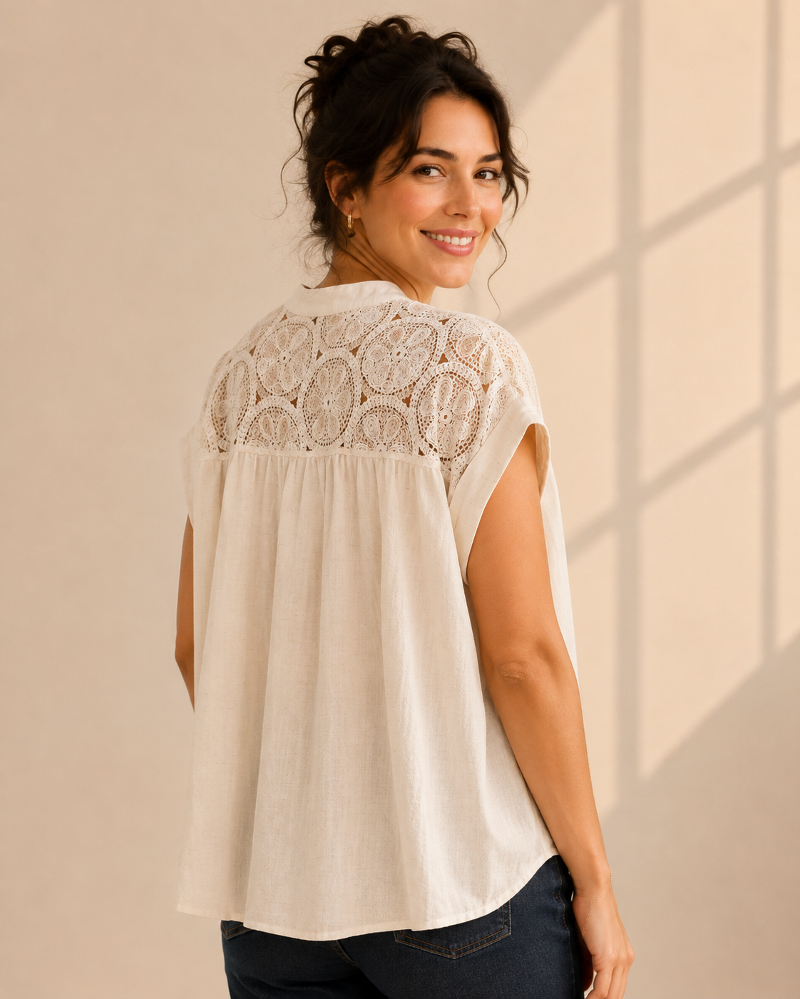 Blus Belly off-white med virkad blomspets och holkärm – Dimoda