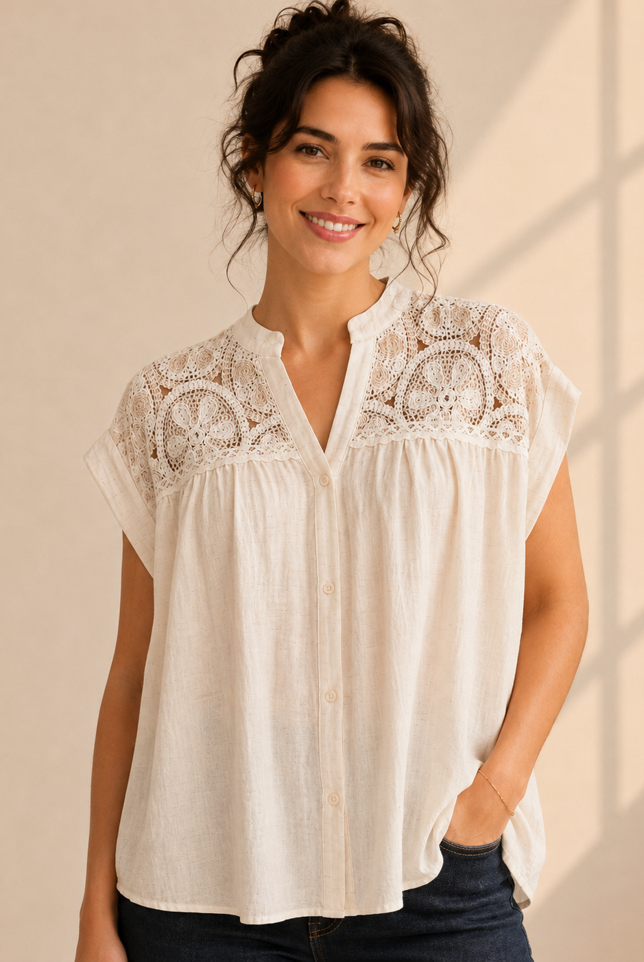 Blus Belly off-white med virkad blomspets och holkärm – Dimoda