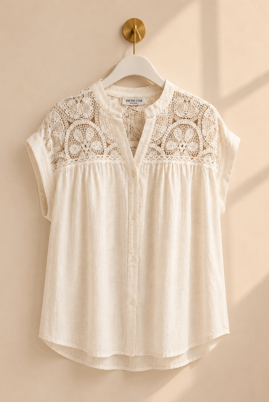 Blus Belly off-white med virkad blomspets och holkärm – Dimoda