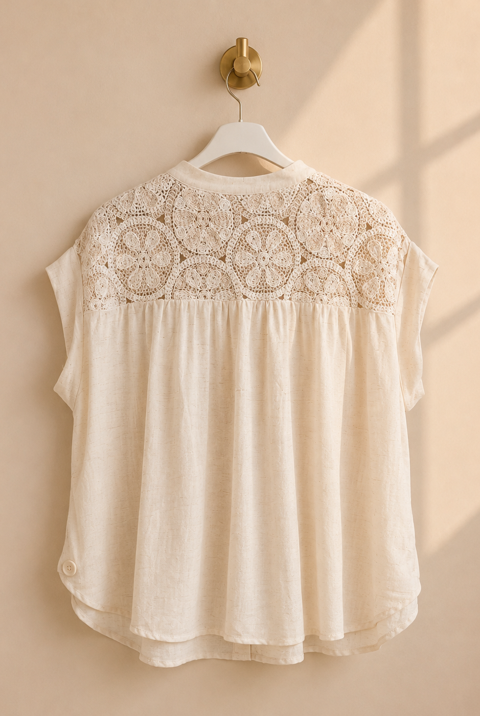 Blus Belly off-white med virkad blomspets och holkärm – Dimoda