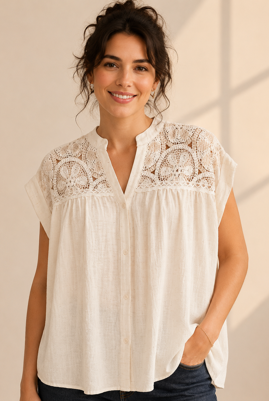 Blus Belly off-white med virkad blomspets och holkärm – Dimoda