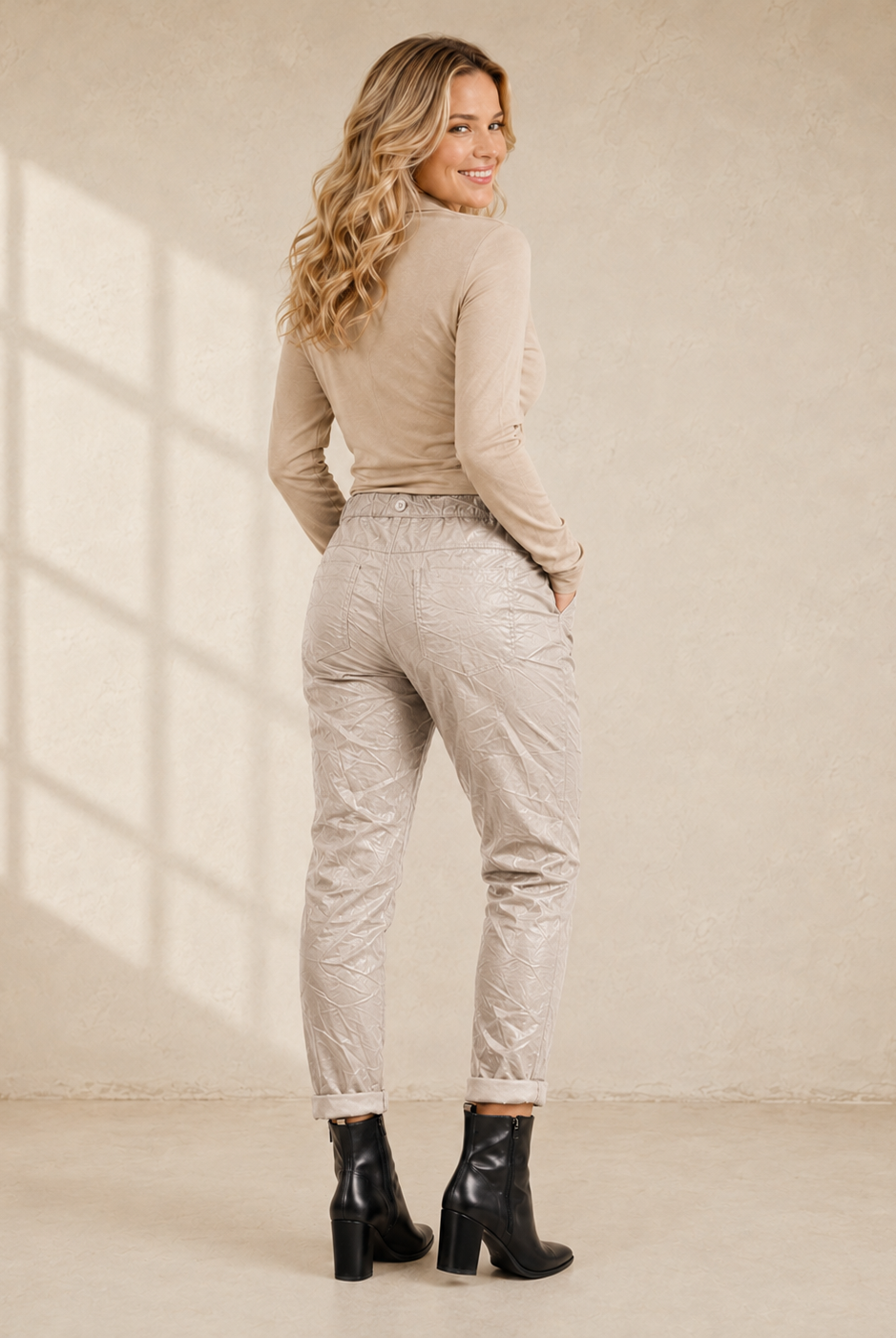 Joggers Shiny i beige – lätt glansig finish med dragsko och sidofickor, onesize stl 36–44, Made in Italy"