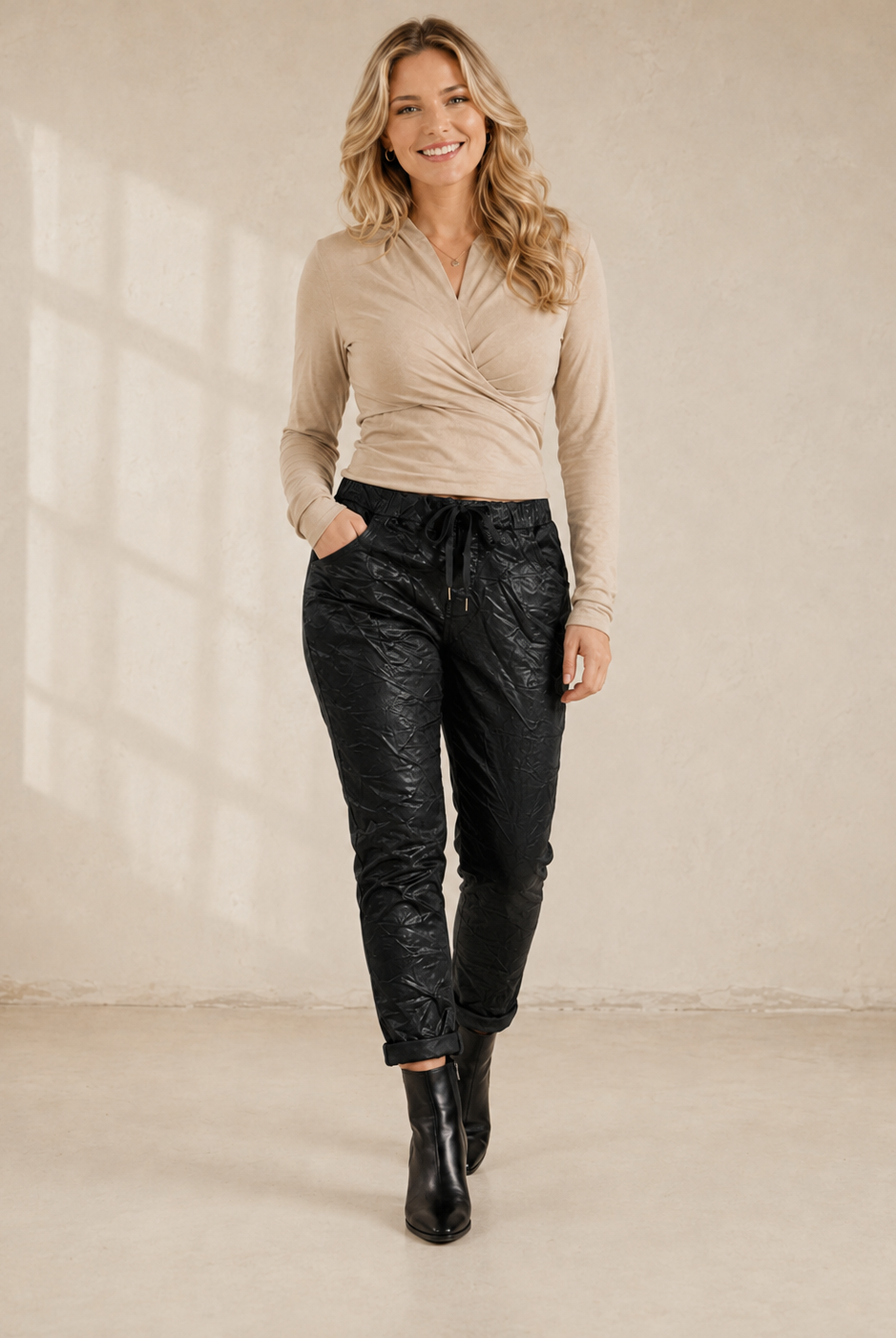 Joggers Shiny i svart – lätt glansig finish med dragsko och sidofickor, onesize stl 36–44, Made in Italy