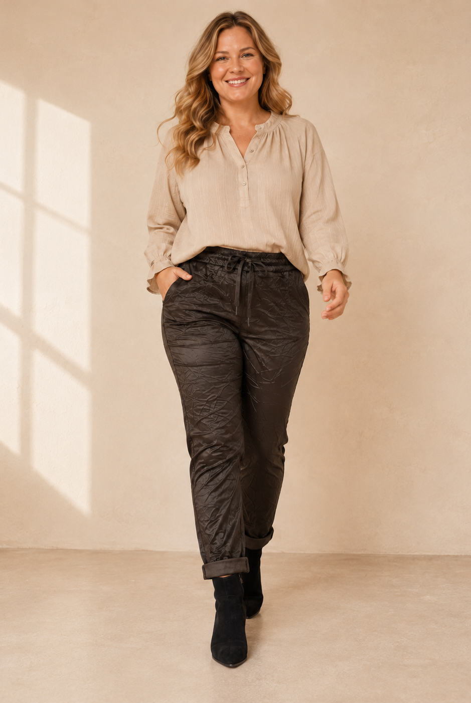 Joggers Shiny i brun – lätt glansig finish med dragsko och sidofickor, onesize stl 36–44, Made in Italy