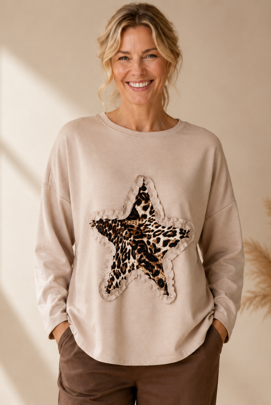 Tröja Wild Star beige – oversize tröja med leopardmönstrad stjärna framtill, onesiz