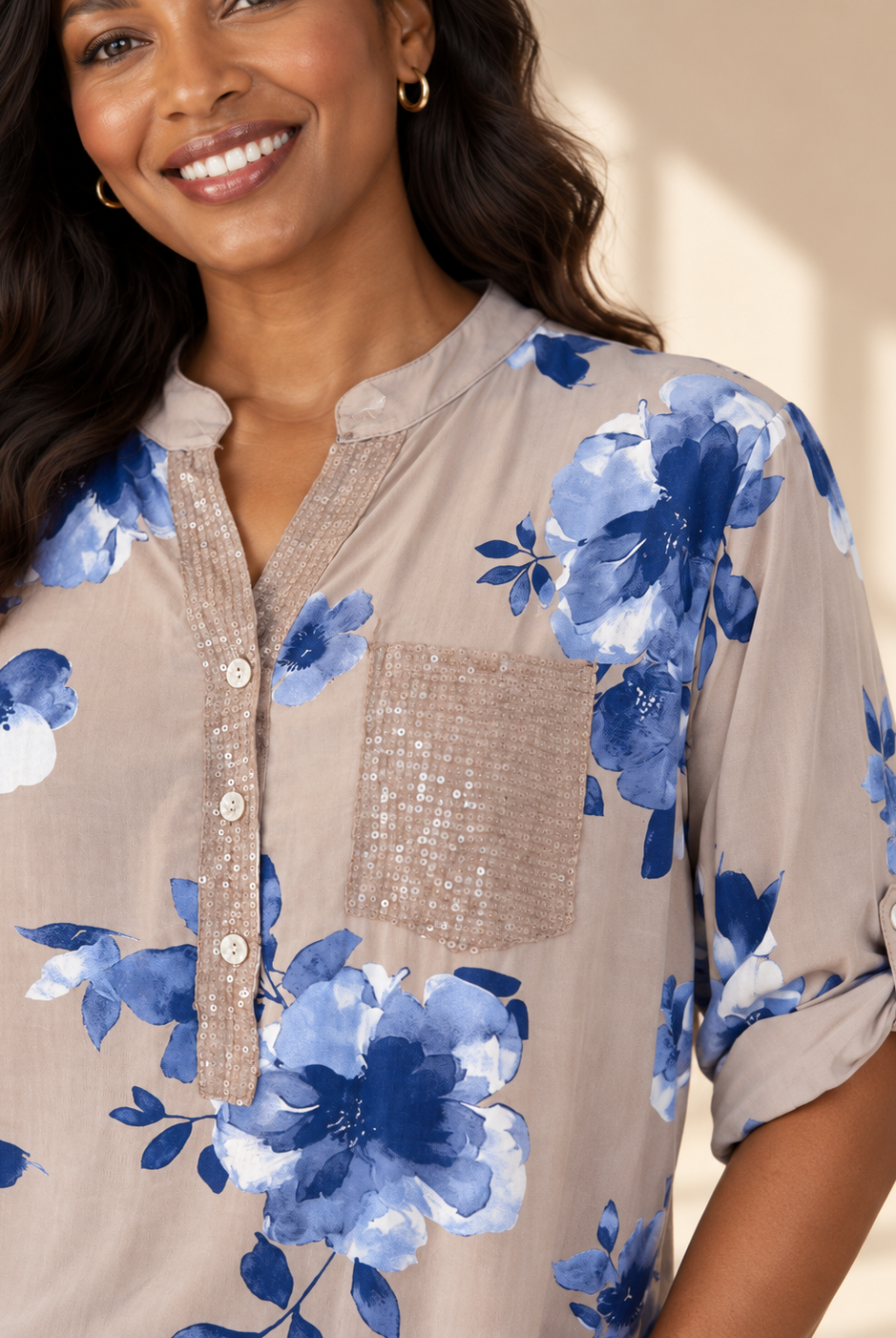 Blus Billan viskosblus i fango med blå blommor och paljettdetaljer