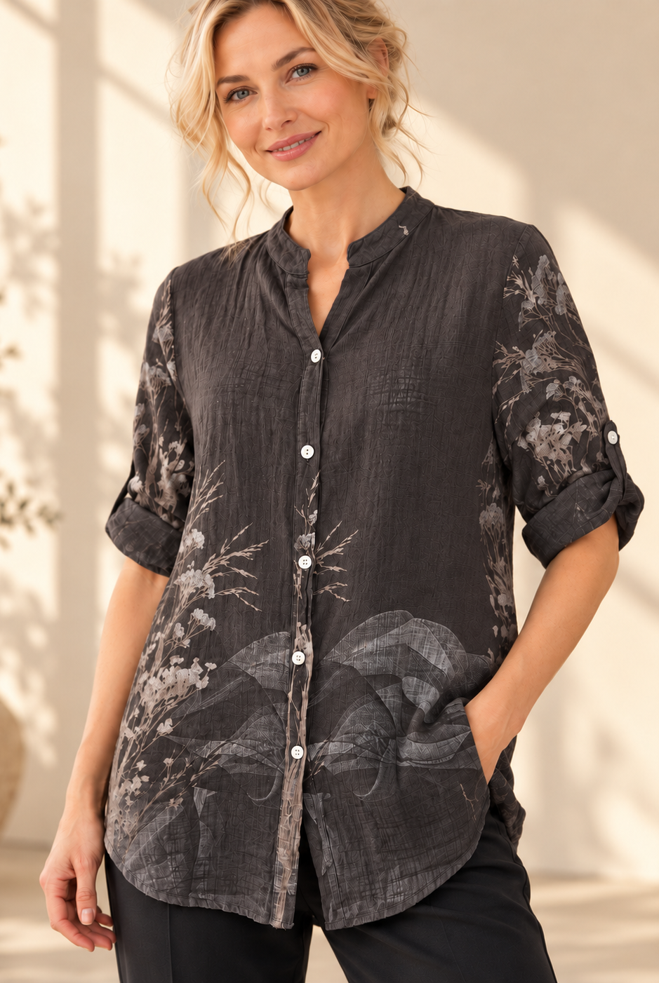 Blus Bitten, onesize-blus i 100 % bomull med skomakarkrage och knäppning hela vägen ner.