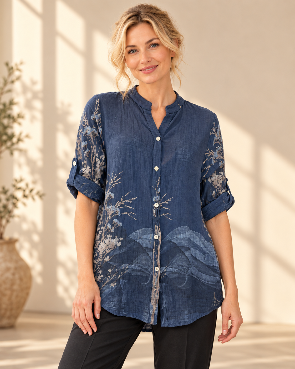 Blus Bitten, onesize-blus i 100 % bomull med skomakarkrage och knäppning hela vägen ner.