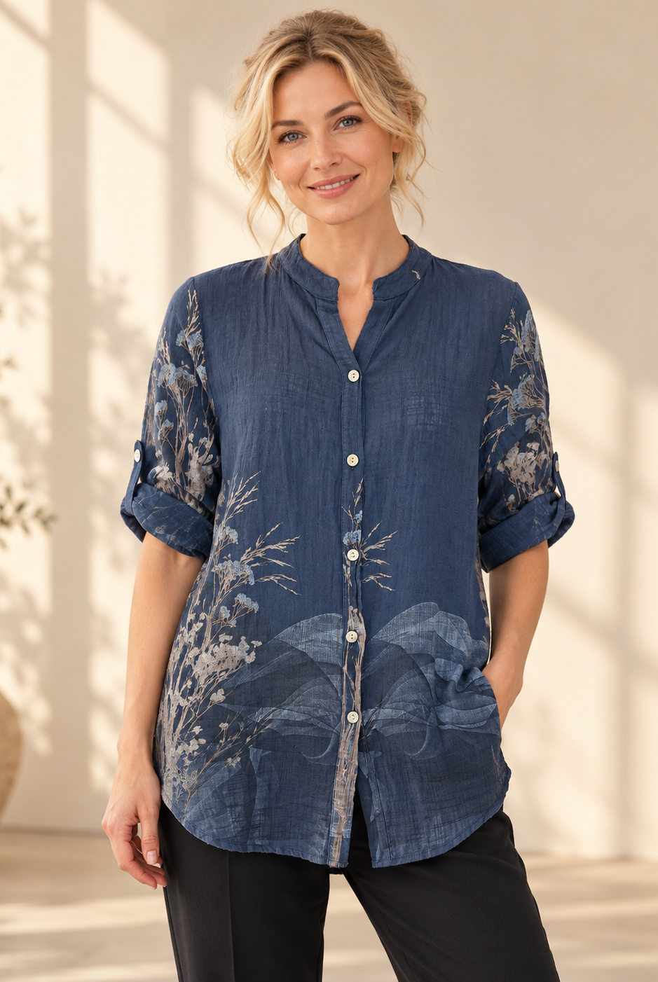 Blus Bitten, onesize-blus i 100 % bomull med skomakarkrage och knäppning hela vägen ner