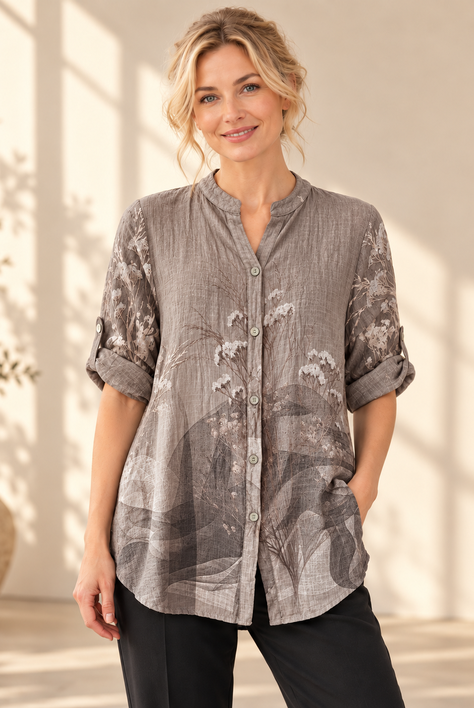 Blus Bitten, onesize-blus i 100 % bomull med skomakarkrage och knäppning hela vägen ner.