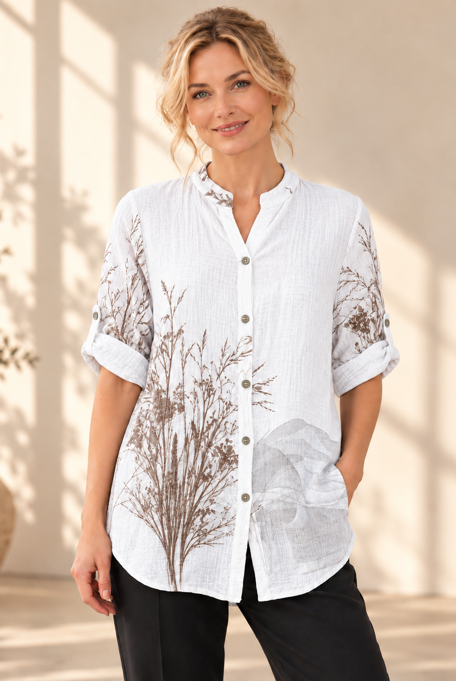 Blus Bitten, onesize-blus i 100 % bomull med skomakarkrage och knäppning hela vägen ner.
