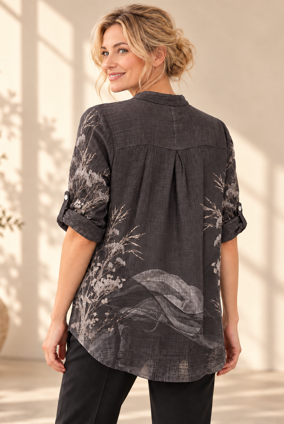 Blus Bitten, onesize-blus i 100 % bomull med skomakarkrage och knäppning hela vägen ner.