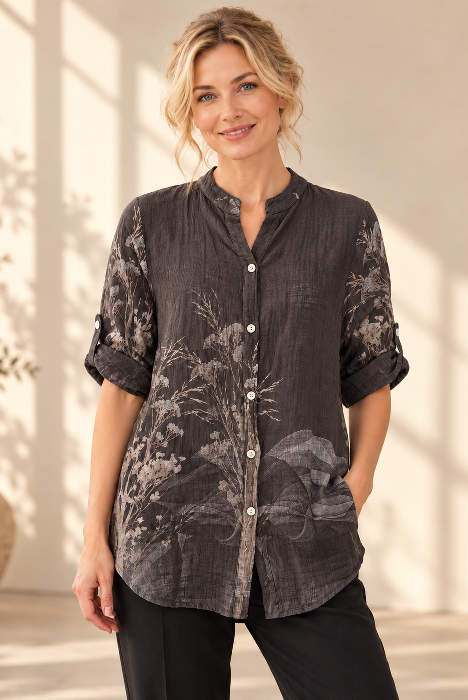 Blus Bitten, onesize-blus i 100 % bomull med skomakarkrage och knäppning hela vägen ner.