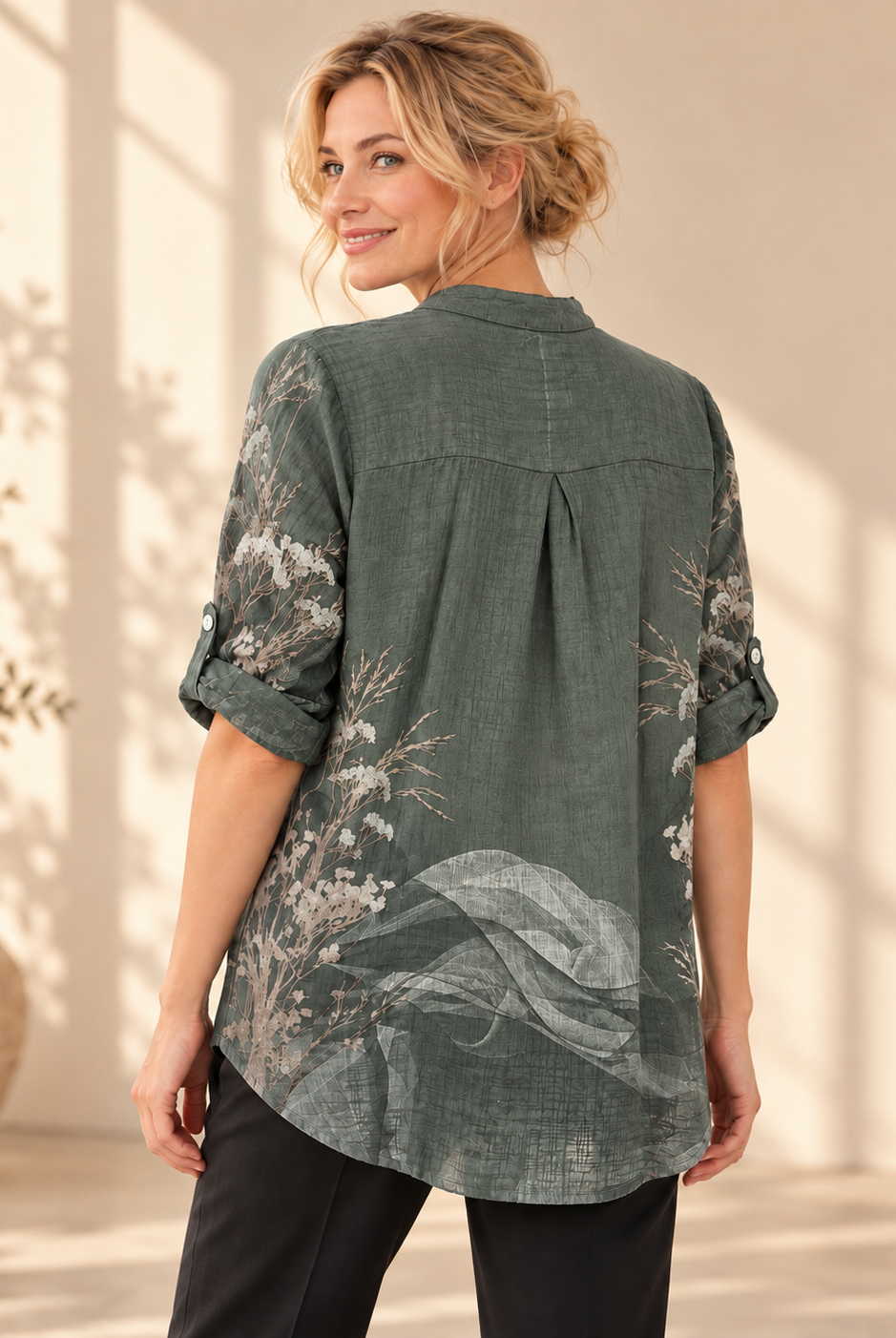 Blus Bitten, onesize-blus i 100 % bomull med skomakarkrage och knäppning hela vägen ner.