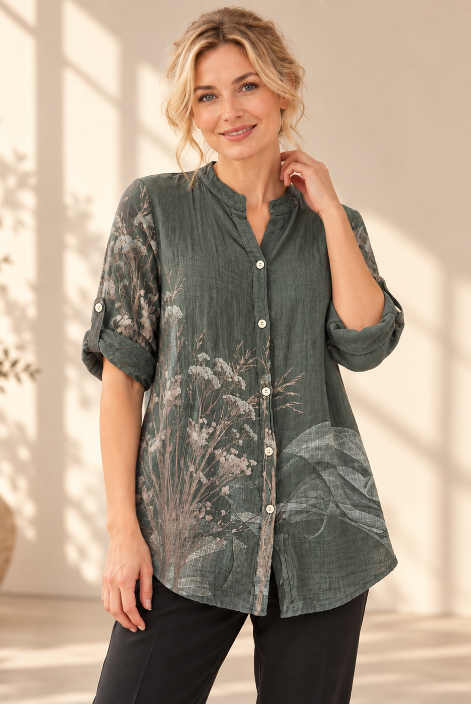 Blus Bitten, onesize-blus i 100 % bomull med skomakarkrage och knäppning hela vägen ner.
