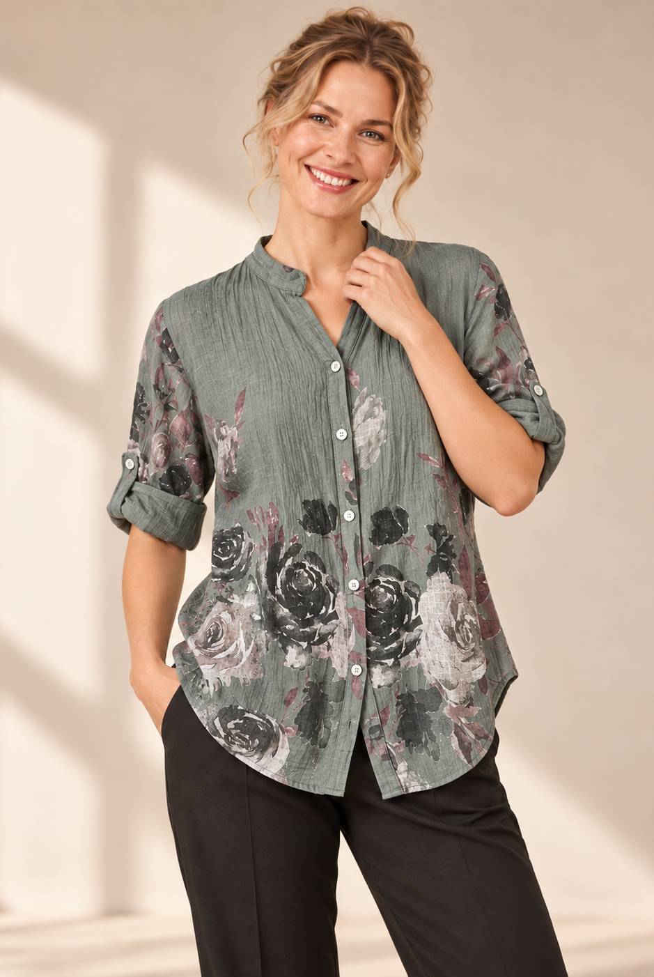 Blus Bitten, onesize-blus i 100 % bomull, med skomakarkrage och knäppning hela vägen ner