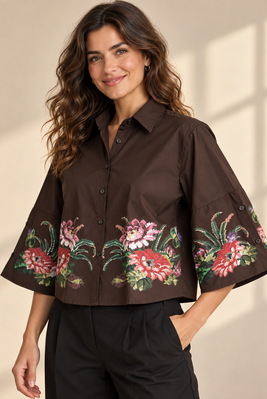 Blus Katinka med skjortkrage, knäppning framtill och tryckta blommor längs nederkanten och på de vida ärmarna