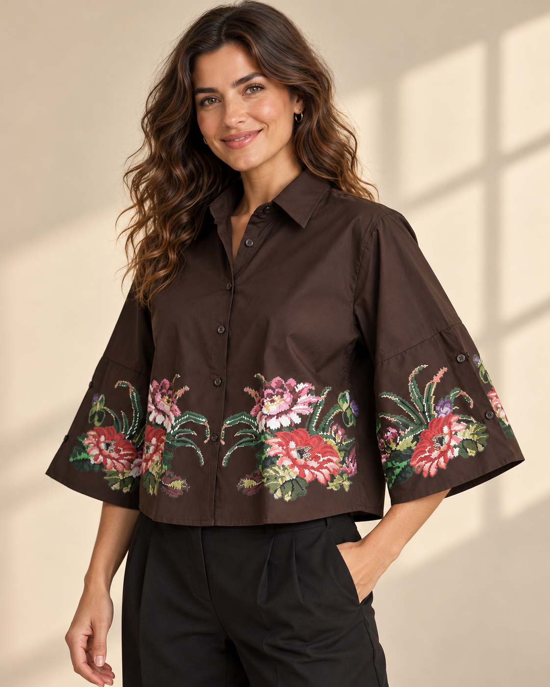 Blus Katinka med skjortkrage, knäppning framtill och tryckta blommor längs nederkanten och på de vida ärmarna