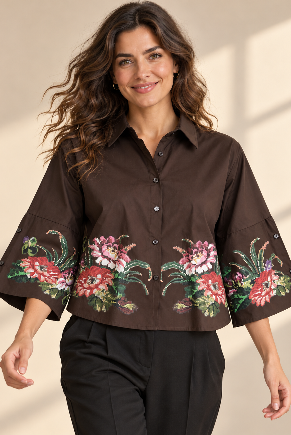 Blus Katinka med skjortkrage, knäppning framtill och tryckta blommor längs nederkanten och på de vida ärmarna