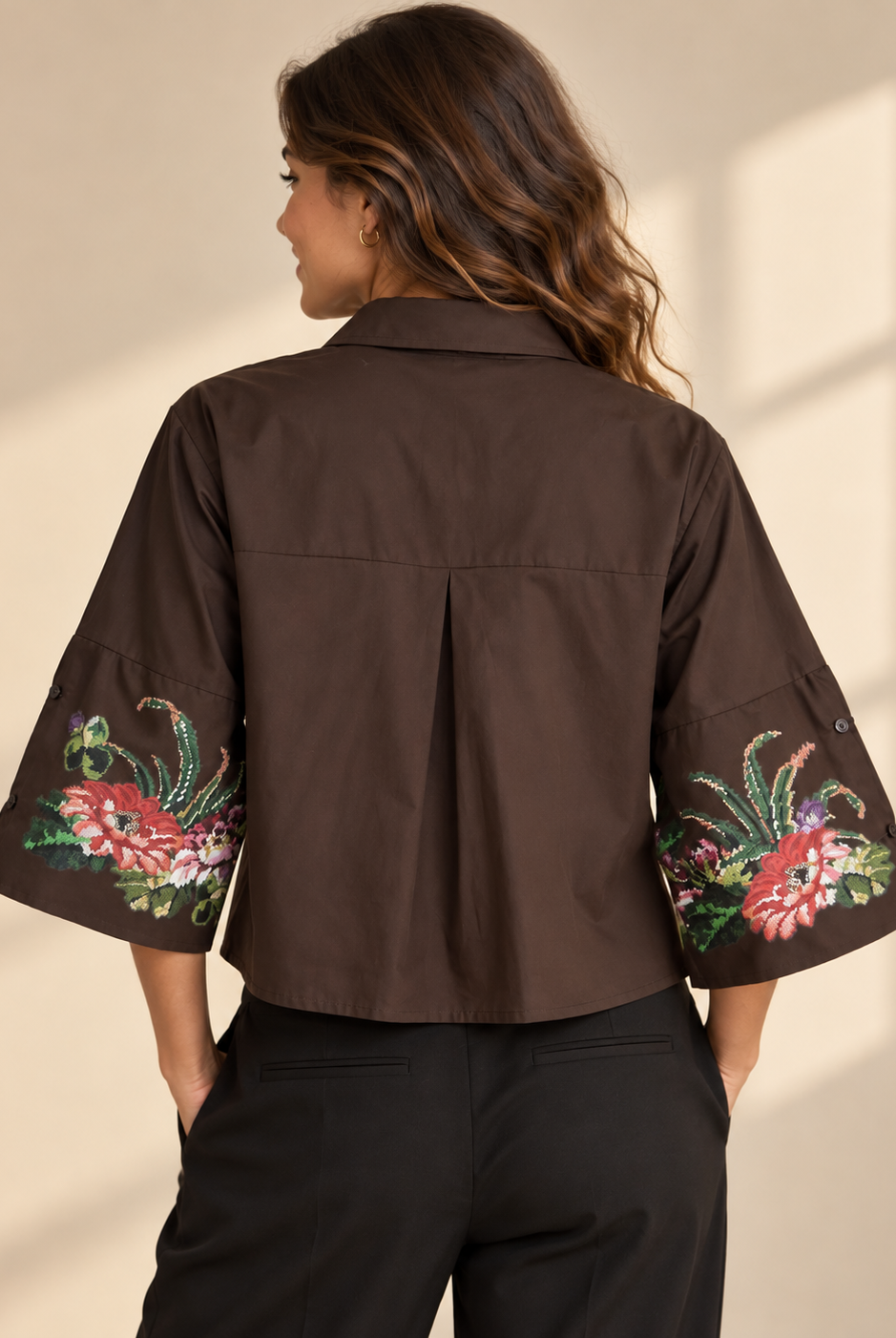 Blus Katinka med skjortkrage, knäppning framtill och tryckta blommor längs nederkanten och på de vida ärmarna