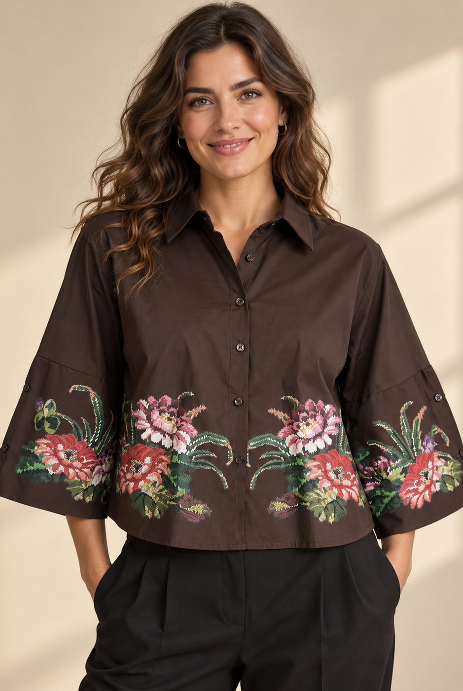 Blus Katinka med skjortkrage, knäppning framtill och tryckta blommor längs nederkanten och på de vida ärmarna