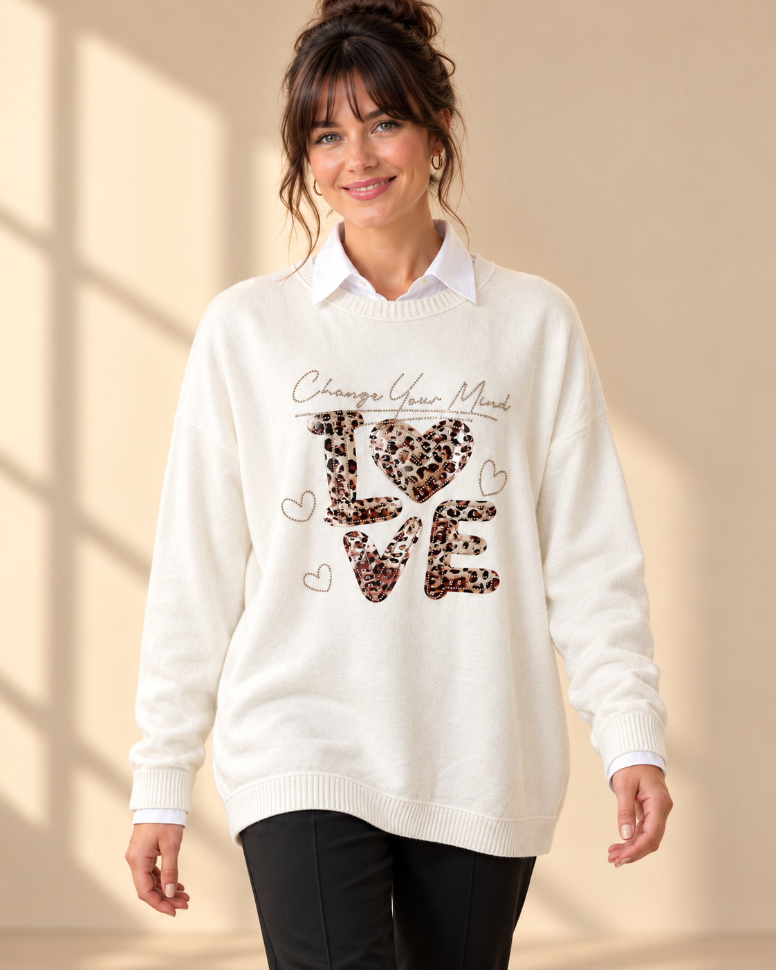 Offwhite stickad tröja Change LOVE med rund hals, långa ärmar och ledig passform, dekorerad framtill med leopardmönstrat LOVE-motiv och strass.