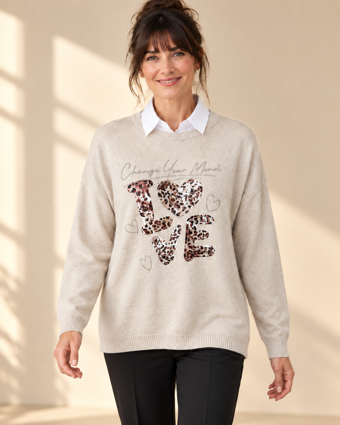 Beige stickad tröja Change LOVE med rund hals, långa ärmar och ledig passform, dekorerad framtill med leopardmönstrat LOVE-motiv och strass.