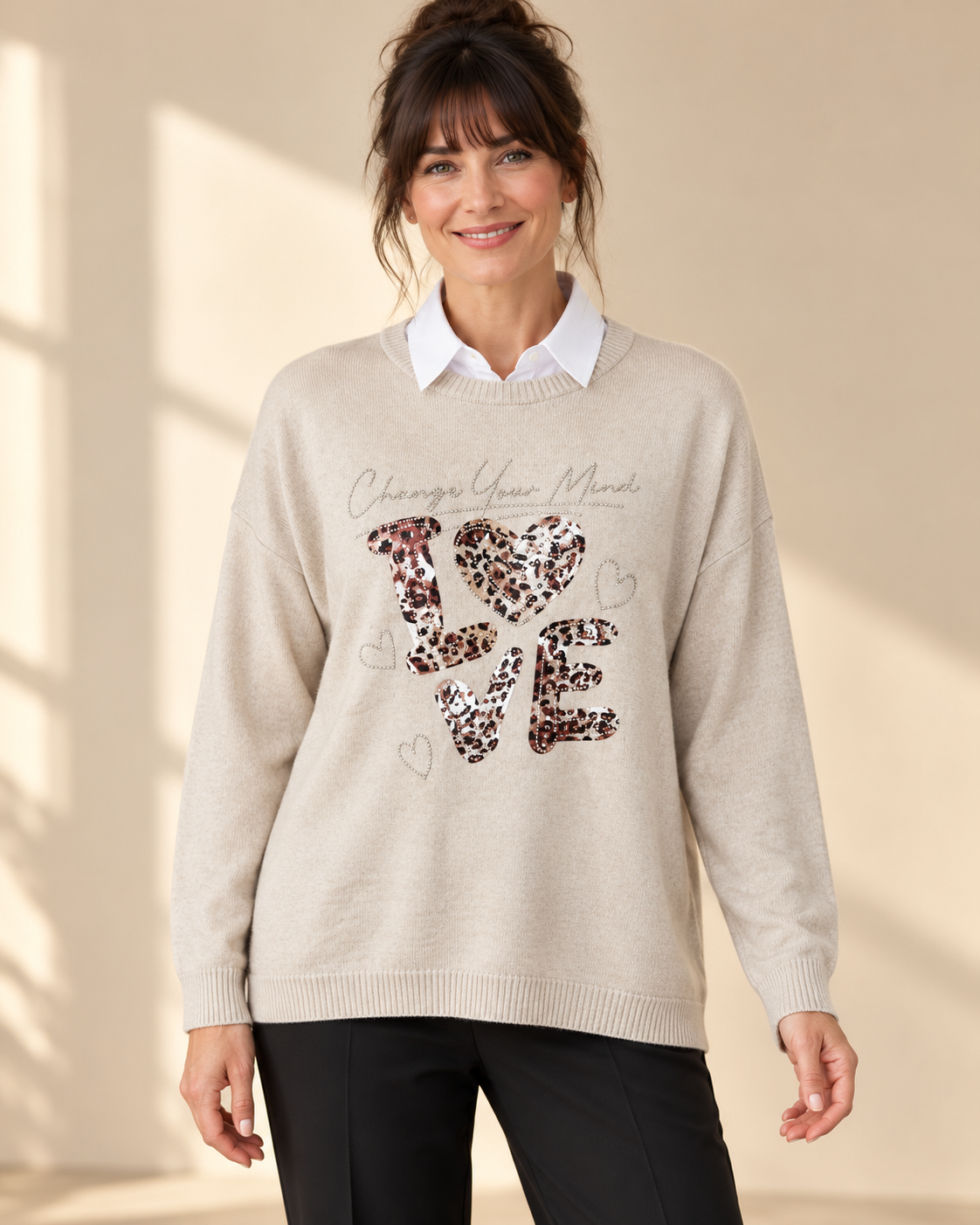 Beige stickad tröja Change LOVE med rund hals, långa ärmar och ledig passform, dekorerad framtill med leopardmönstrat LOVE-motiv och strass.