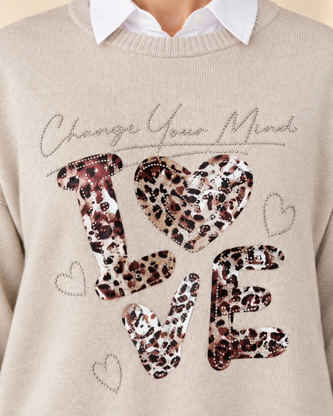 Beige stickad tröja Change LOVE med rund hals, långa ärmar och ledig passform, dekorerad framtill med leopardmönstrat LOVE-motiv och strass.