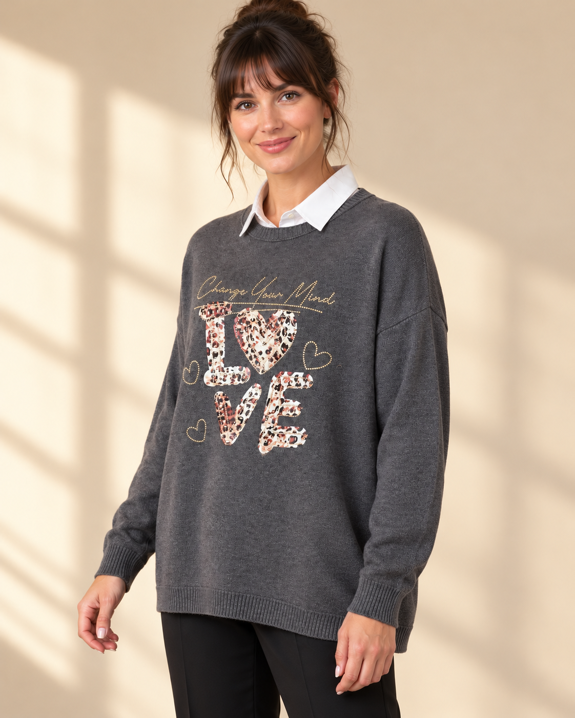 Grå stickad tröja Change LOVE med rund hals, långa ärmar och ledig passform, dekorerad framtill med leopardmönstrat LOVE-motiv och strass.