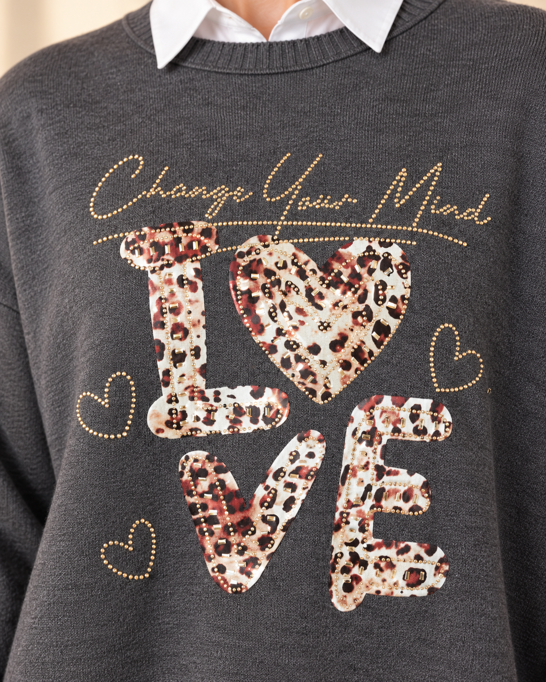 Grå stickad tröja Change LOVE med rund hals, långa ärmar och ledig passform, dekorerad framtill med leopardmönstrat LOVE-motiv och strass.