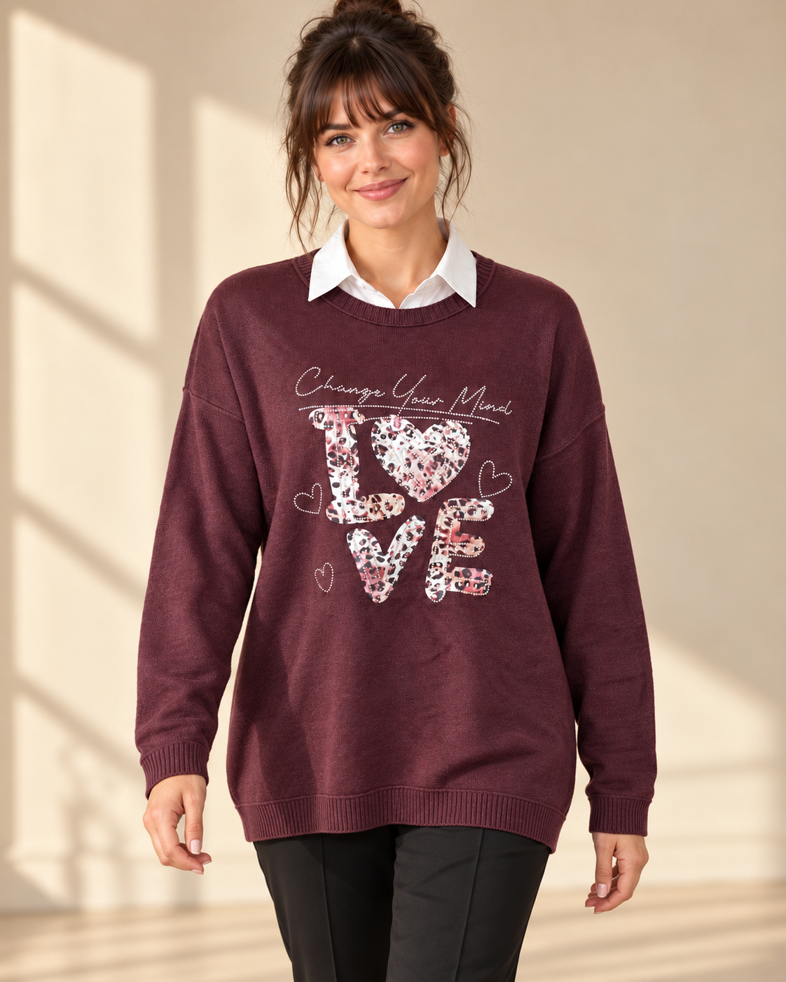 Vinröd stickad tröja Change LOVE med rund hals, långa ärmar och ledig passform, dekorerad framtill med leopardmönstrat LOVE-motiv och strass.