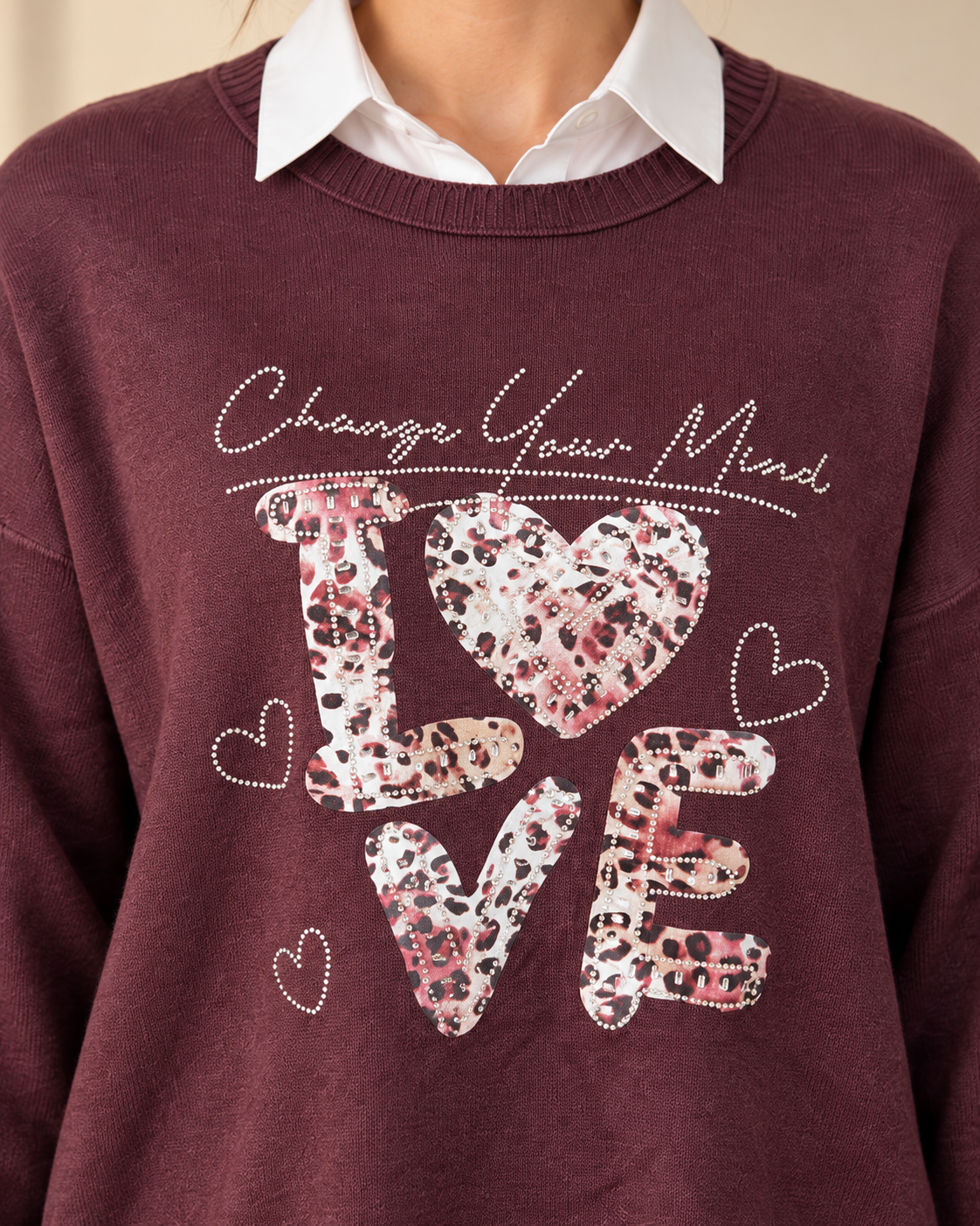 Vinröd stickad tröja Change LOVE med rund hals, långa ärmar och ledig passform, dekorerad framtill med leopardmönstrat LOVE-motiv och strass.