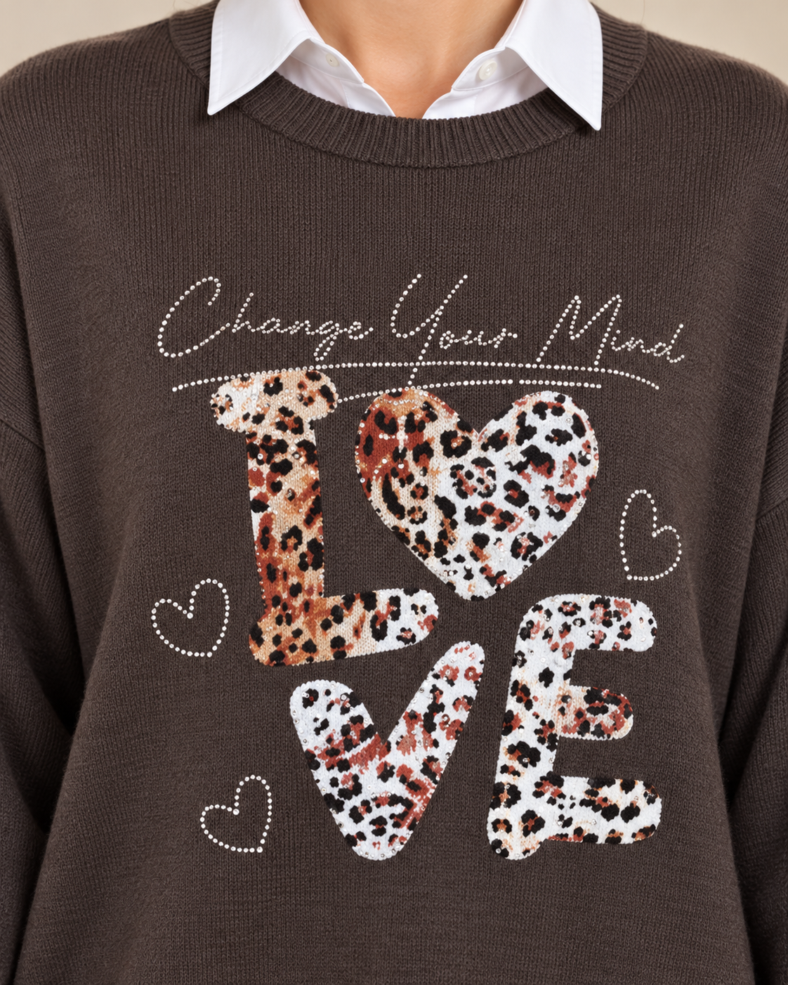Brun stickad tröja Change LOVE med rund hals, långa ärmar och ledig passform, dekorerad framtill med leopardmönstrat LOVE-motiv och strass.