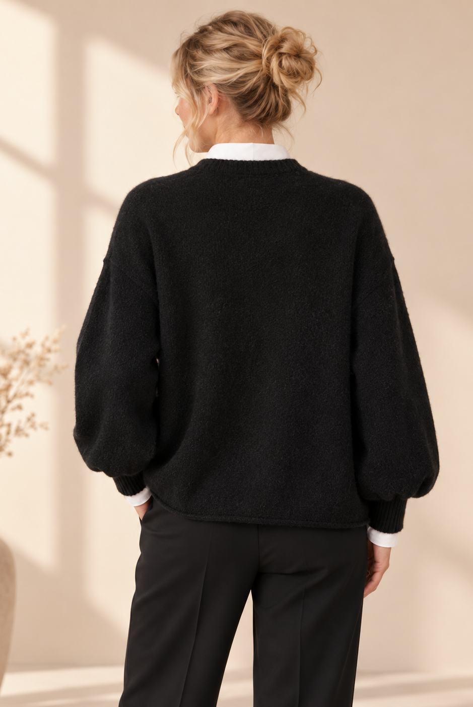 Stickad tröja Kitty i beige, mjuk oversizemodell i ullmix med rund hals och vida ärmar