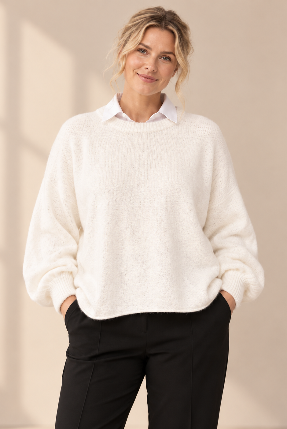 Stickad tröja Kitty i offwhite, mjuk oversizemodell i ullmix med rund hals och vida ärmar