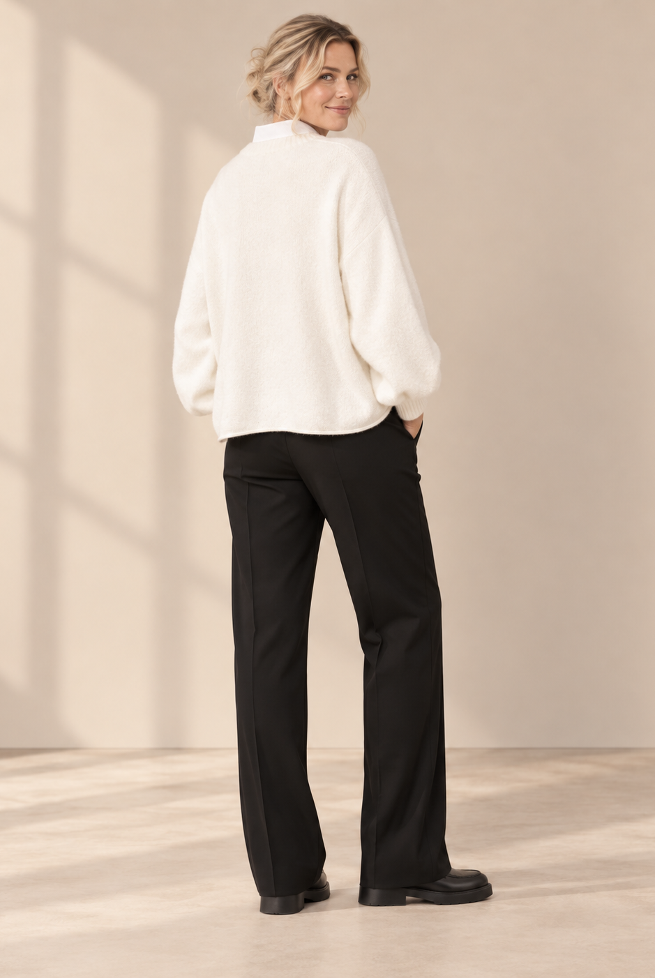 Stickad tröja Kitty i offwhite, mjuk oversizemodell i ullmix med rund hals och vida ärmar