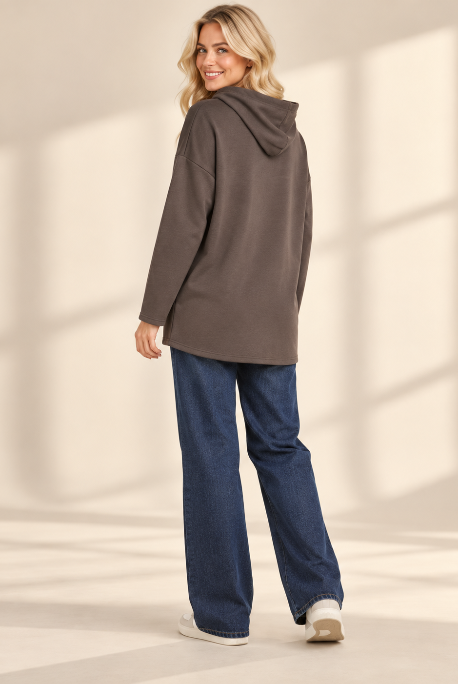 Brun hoodie Brooklyn i längre oversized modell med ton-i-ton-text framtill, huva, kontrasterande dragsnören och långa ärmar med nedhasad axel