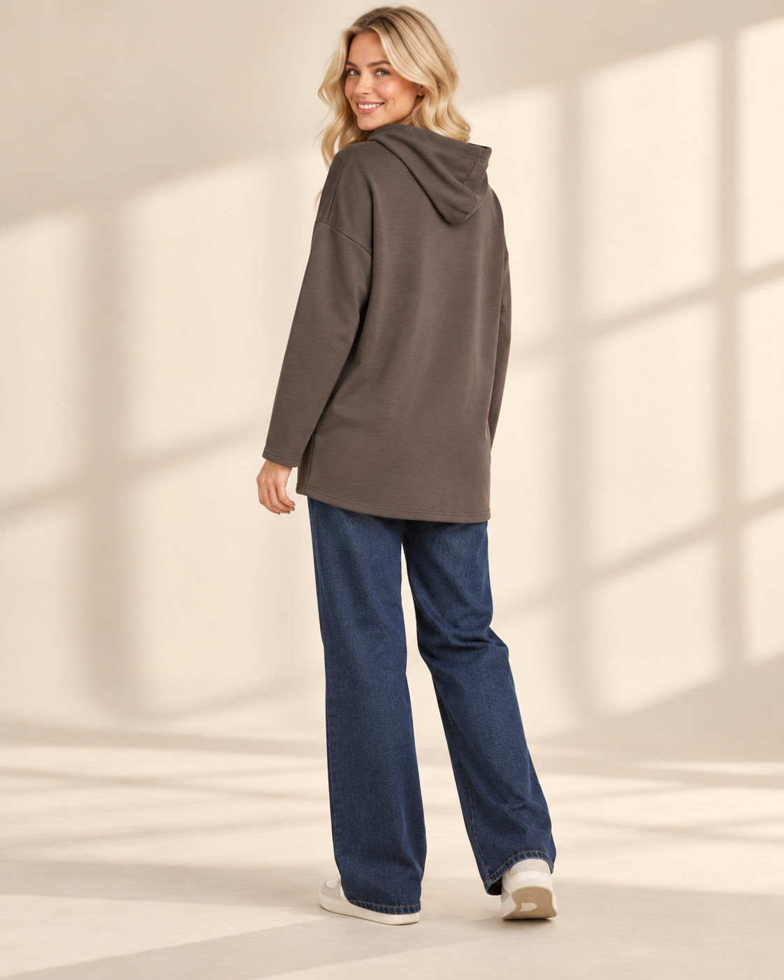 Brun hoodie Brooklyn i längre oversized modell med ton-i-ton-text framtill, huva, kontrasterande dragsnören och långa ärmar med nedhasad axel